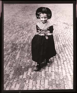 Marianne Dommisse - Foto, Staphorst, Zomaar een meisje - Ingelijst verkocht voor € 35!