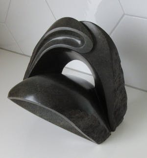 Niet of onleesbaar gesigneerd - Abstract massief natuurstenen sculptuur gesigneerd RS kopen? Bied vanaf 1!