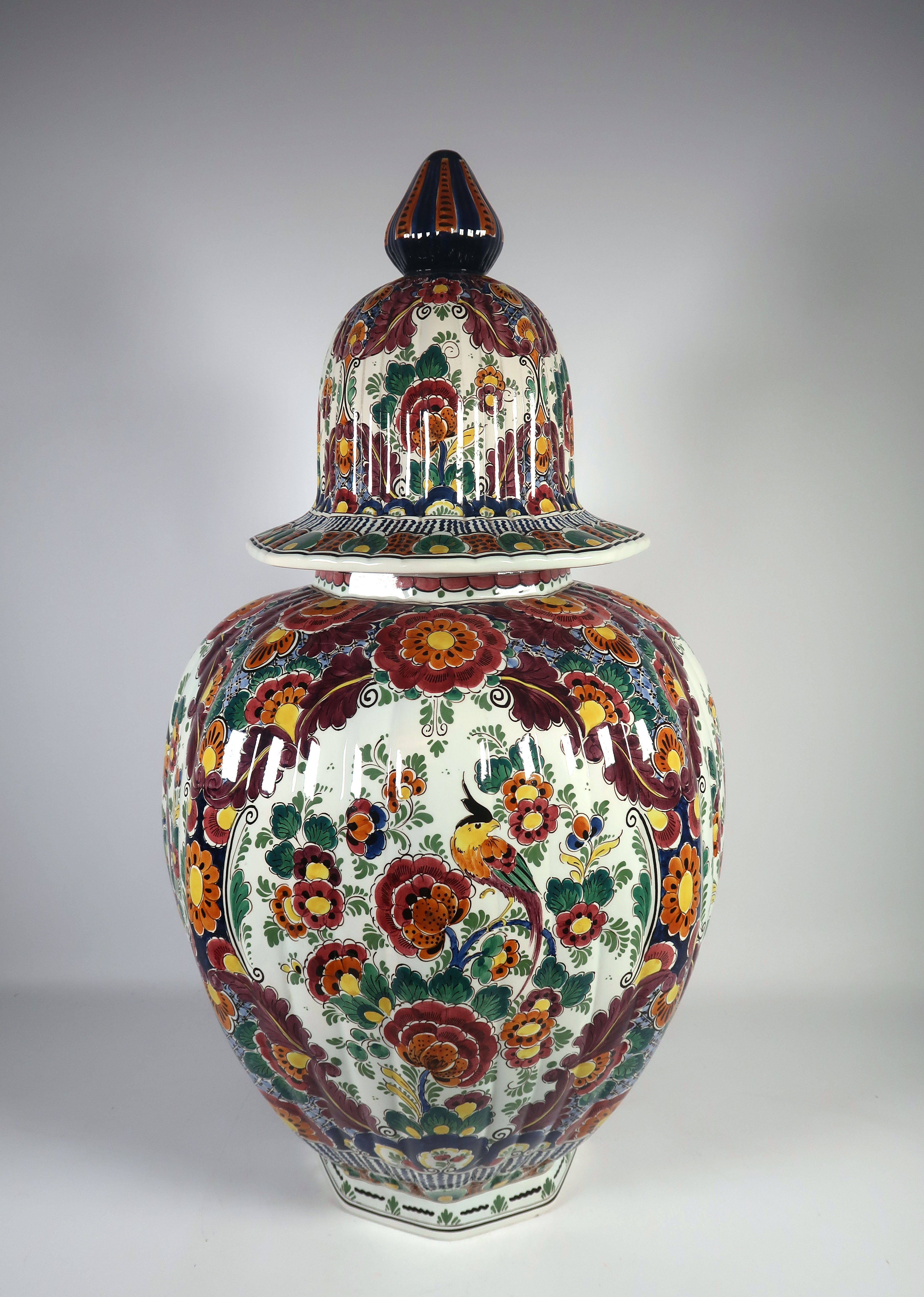 Keramiekfabriek Velsen - Aardewerk, Polychrome dekselvaas met vogels en bloemen (Zeer groot en zwaar) verkocht voor € 1!