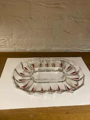 August Walther & Sohne AG - Vintage glazen ovale serveerschaal met rode 'teardrops' kopen? Bied vanaf 40!