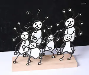 Paul Indrek Kostabi - Massief houten sokkel met 6 aluminium composiet figuren: SPRKL Family-2015 kopen? Bied vanaf 275!