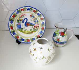 Faience  ( st Michel) Moustiers - Henriot Quimper, Faience de Moustier, Menegatti Firenze - Drie stuks Frans en It verkocht voor € 1!