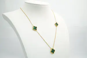 46 - Sierlijk en fijn  20krt gouden collier met 3 malachiet klavertjes 4 hangers kopen? Bied vanaf 475!