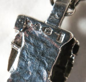 Ton van den Hout - Lot zilver (925) - Twee colliers met hangers en een lepel kopen? Bied vanaf 100!