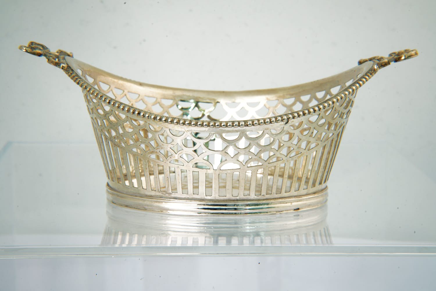 37 - 2e geh. Zilveren ajour gezgd ovalen Bonbon-mandje met parelrand en strikken kopen? Bied vanaf 190!