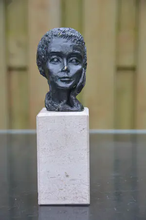 Astrid Veldhuyzen-Koppen - Fraai beeldje getiteld "luisteren" kopen? Bied vanaf 8!