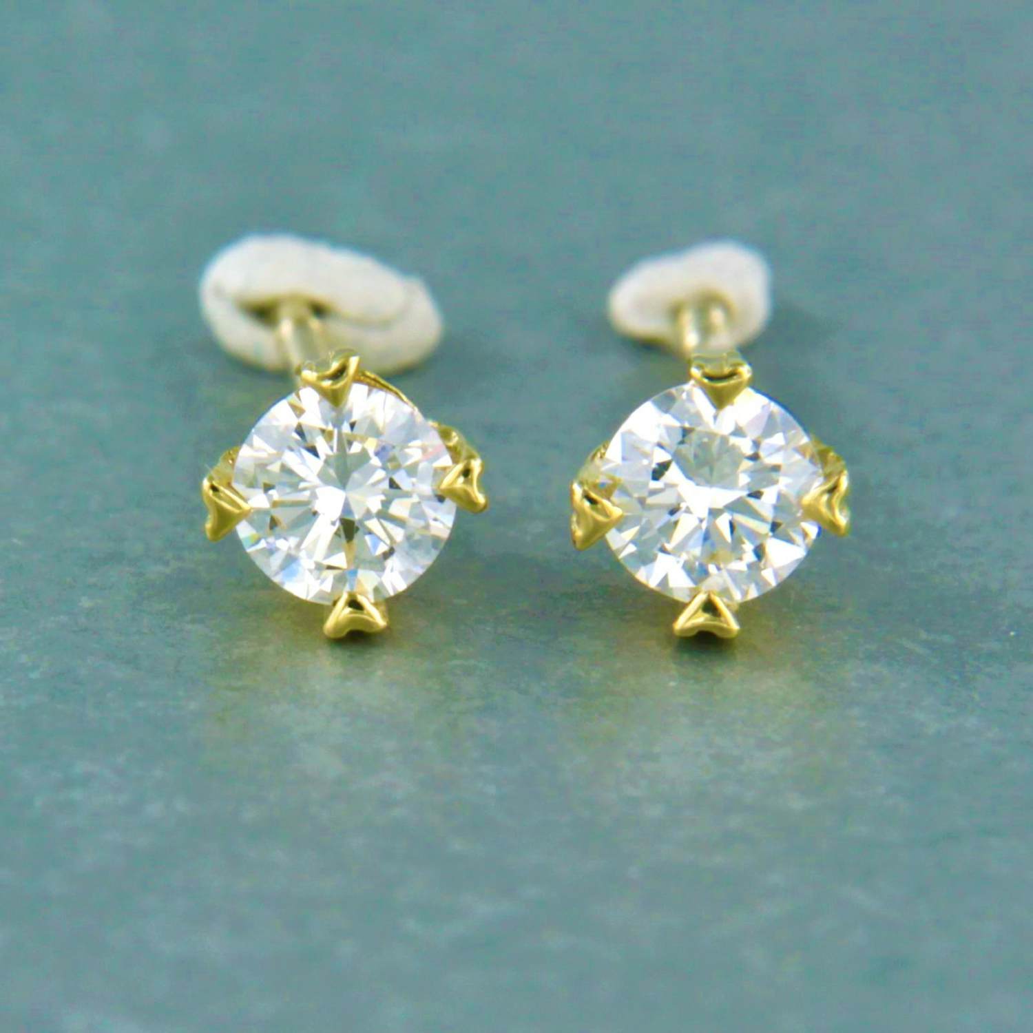 18k geel gouden solitair oorknoppen met briljant geslepen diamant tot. 0.22ct kopen? Bied vanaf 325!