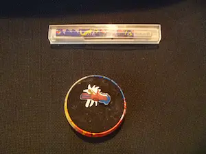 Corneille - afgeprijsd : 2 items met afbeeldingen van Corneille / broche en pen kopen? Bied vanaf 40!