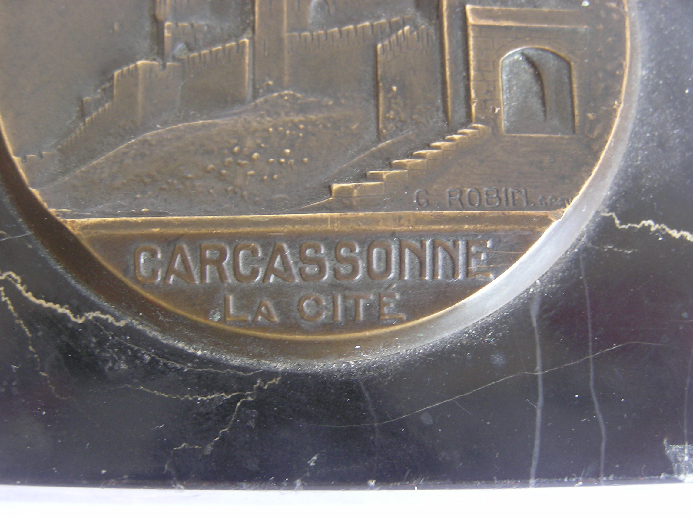 Niet of onleesbaar gesigneerd - Bronzen medaille op marmeren voet - afbeelding van Carcassonne La Cité, gesignee kopen? Bied vanaf 1!