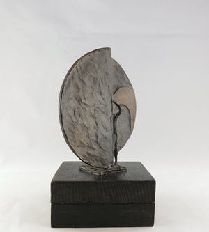 Brons (Onbekend) - Brons, Figuur tussen twee halve cirkels kopen? Bied vanaf 50!