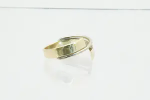 7 - Mooi vormgegeven 14krt bi-color solitair ring met diamant 0.05crt (briljant) kopen? Bied vanaf 240!