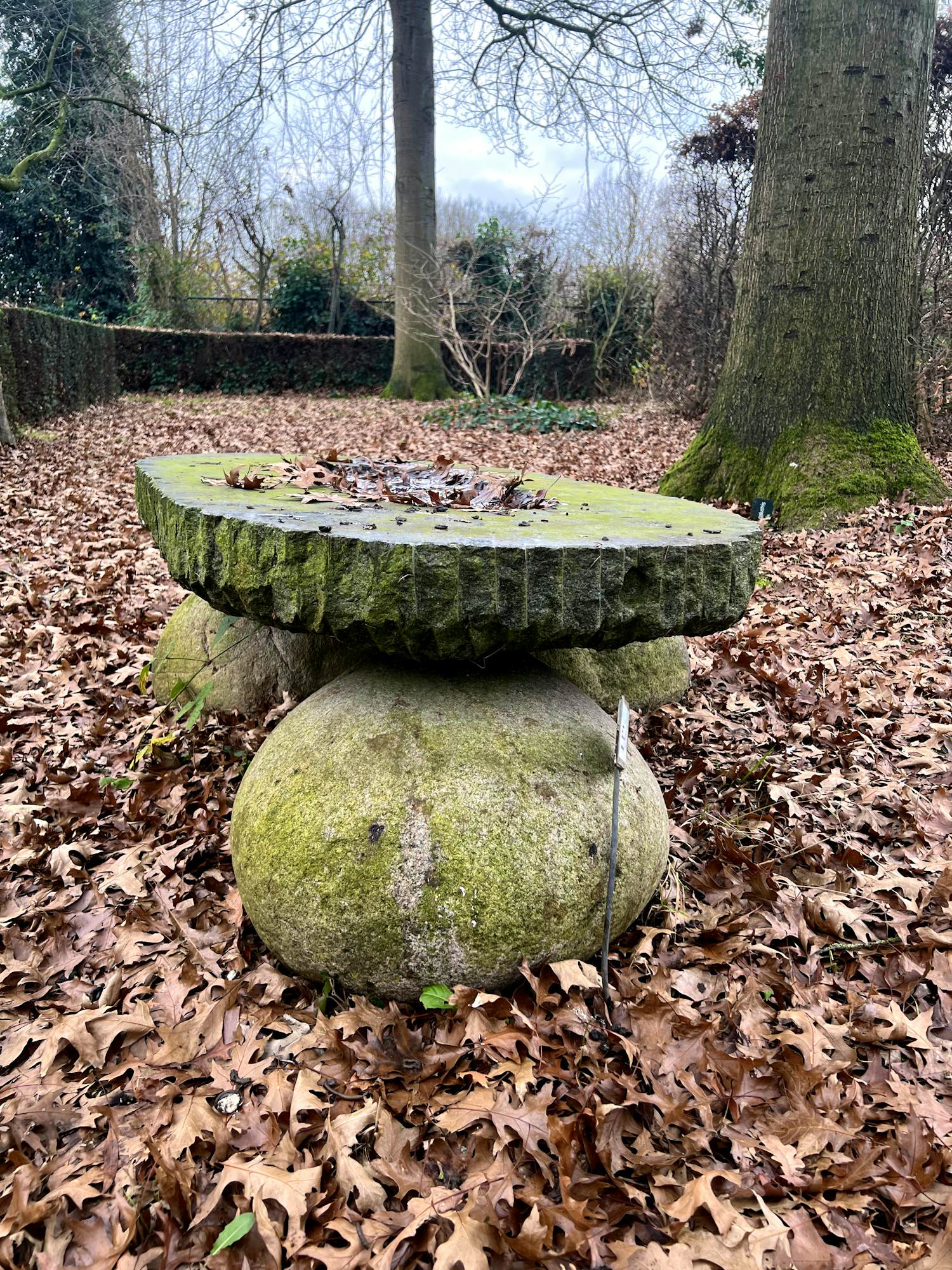 Ton Kalle - mooie (aardse) stenen tafel als tuinbeeld kopen? Bied vanaf 200!