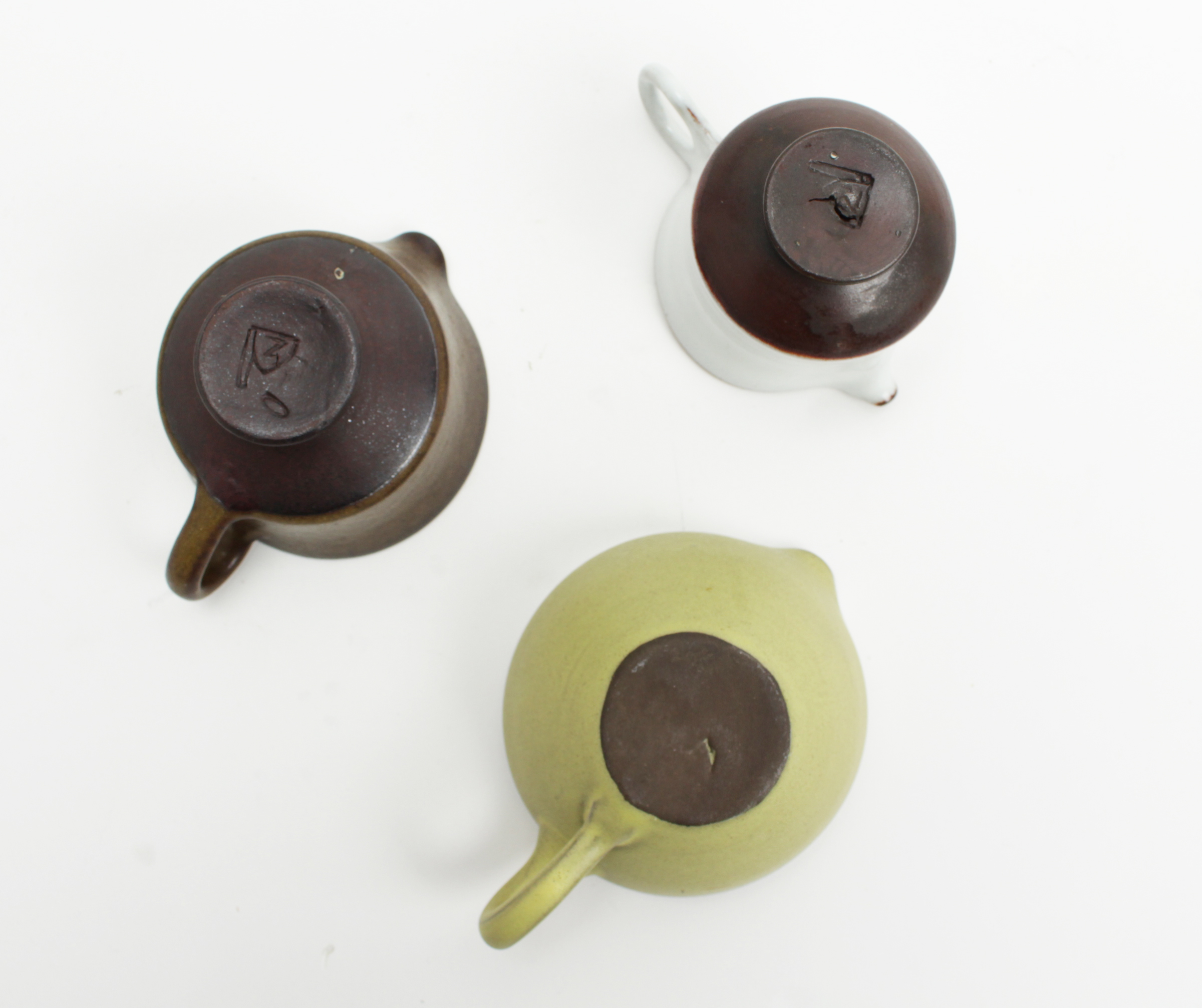 Potterij Zaalberg - 3 aardewerk schenkkannetjes + 6 schotels kopen? Bied vanaf 15!