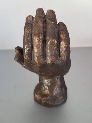 Astrid Veldhuyzen-Koppen - Beeld " Hand met lezend kind " kopen? Bied vanaf 35!