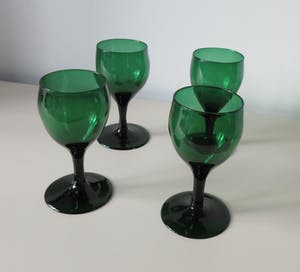 Curiosa - Vier antieke begin 19e eeuw Witte Wijnglazen van groen glas kopen? Bied vanaf 1!