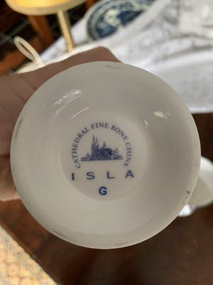 Niet of onleesbaar gesigneerd - CATHEDRAL ISLA FINE BONE CHINA MUG SET kopen? Bied vanaf 1!