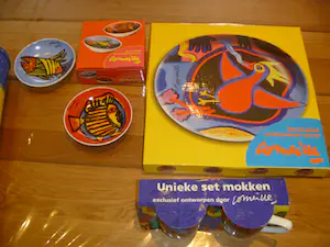 Corneille - kavel met grote schaal , onderzetters , koffiekopjes , blik kopen? Bied vanaf 50!
