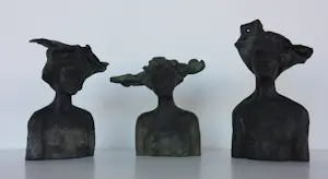 Mieke Oldenburg - Set van drie bronzen beeldjes, Vrouwfiguren kopen? Bied vanaf 200!