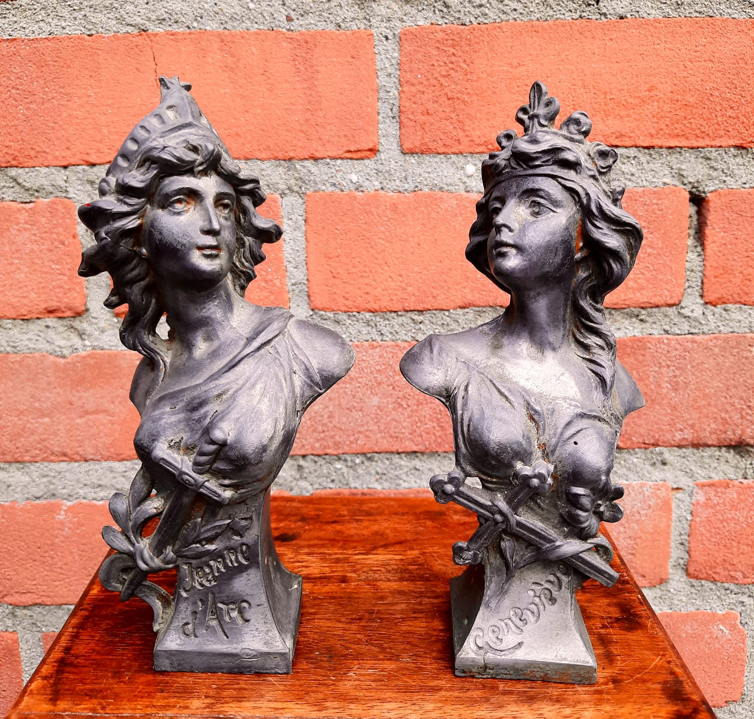 Niet of onleesbaar gesigneerd - Jeanne D'arc et Geneviève kopen? Bied vanaf 1!