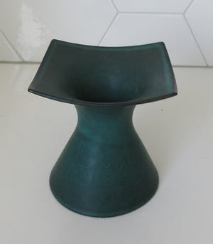 Zweitse Landsheer - Groen aardewerk boeketvaasje - Cor Unum kopen? Bied vanaf 25!