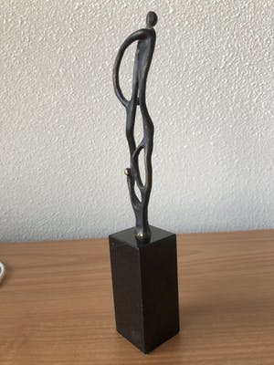 Corry Ammerlaan - Prachtig slank beeldje "TOEKOMST DOOR SAMENWERKEN " kopen? Bied vanaf 35!