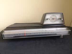 Niet of onleesbaar gesigneerd - Originele Space age klokradio van Philips uit 1967, verkocht voor € 1!