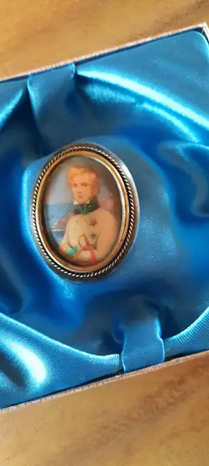 AcheterNiet of onleesbaar gesigneerd - Broche Oleographie in zilveren zetting. Napoleon ll? Enchérissez de 1!