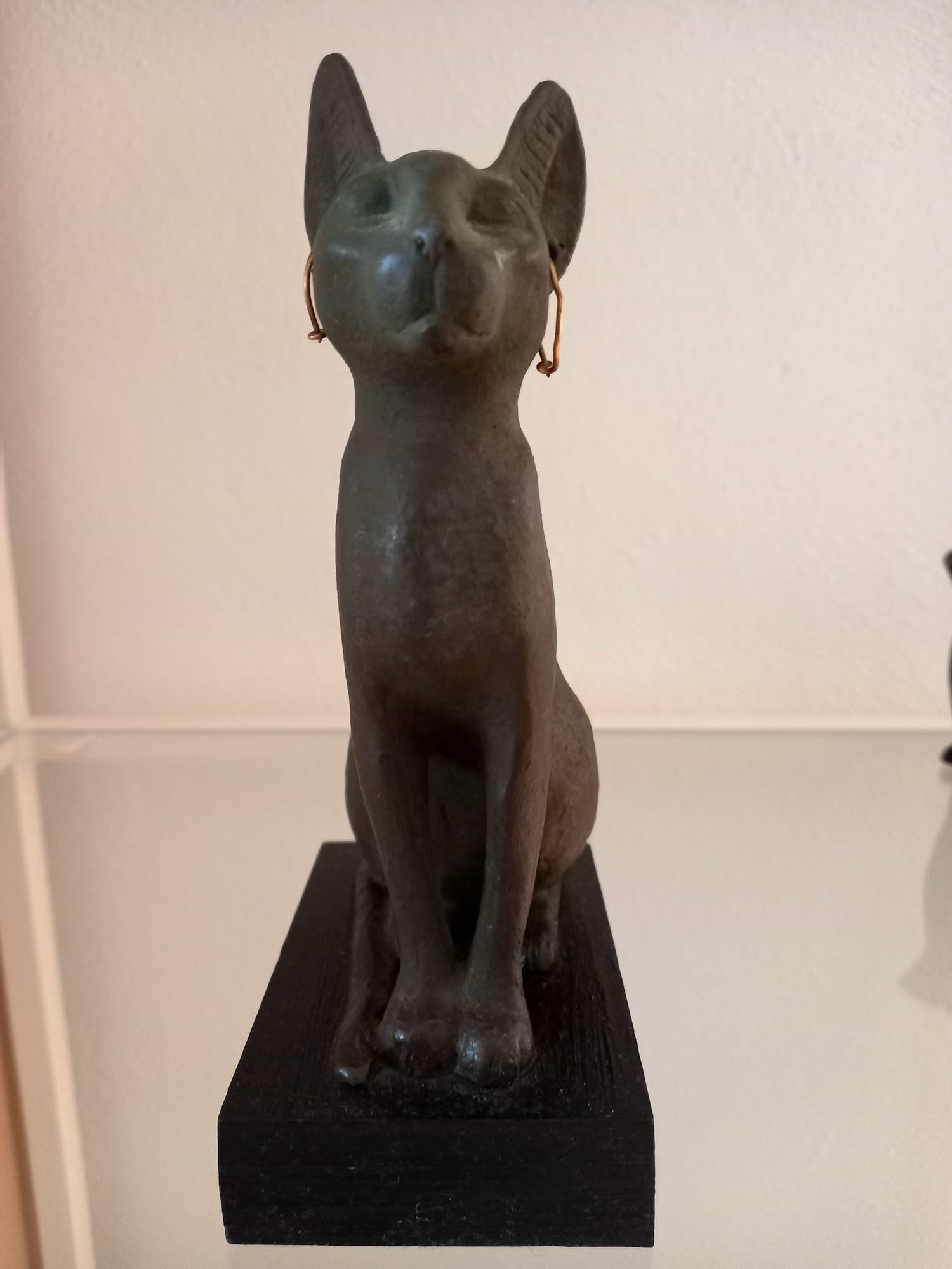 Meta Dame - Zittende poes met oorringen kopen? Bied vanaf 1!