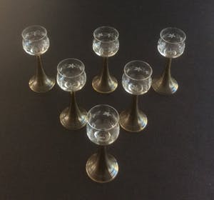 Niet of onleesbaar gesigneerd - Zes kristallen rijnwijnroemers kopen? Bied vanaf 1!