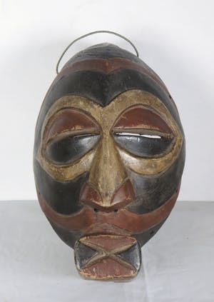 Songye - Vrouwelijk Kifwebe masker met zwart/rode banen en vierkante mond kopen? Bied vanaf 1!