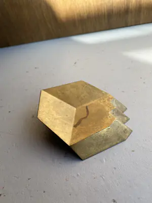 Niko de Wit - Jaarpenning VPK 1990 (#1) “Getrapt blok” – messing kopen? Bied vanaf 20!