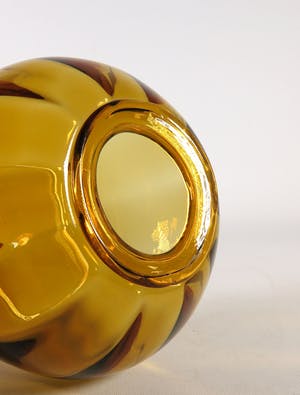 Willem Rozendaal - Glas, Amber tomaat-vaas door Kristalunie Maastricht kopen? Bied vanaf 1!