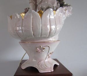 Niet of onleesbaar gesigneerd - PORSELEINEN FONTEIN Koppel Victoriaanse klederdracht + lichtarmatuur in irisvorm kopen? Bied vanaf 1!