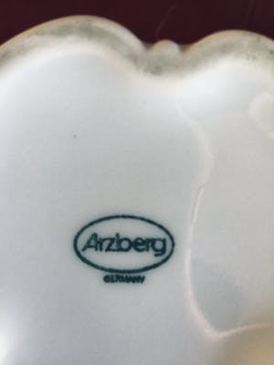 Niet of onleesbaar gesigneerd - 2 artdeco witte porselein vazen van Arzberg 15 en 12cm doorsnee kopen? Bied vanaf 10!