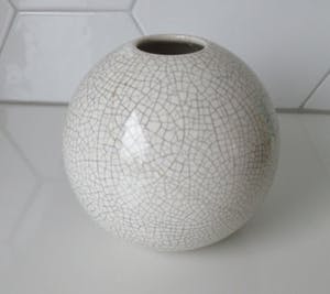 Plateelbakkerij Zuid-Holland - Wit craquele platelen Bolvaasje ontwerp LJ Muller na 1930 kopen? Bied vanaf 1!