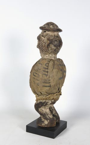 Niet of onleesbaar gesigneerd - Houten figuur met buidel kopen? Bied vanaf 1!