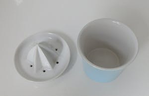 Niet of onleesbaar gesigneerd - Pastel Lichtblauwe Platelen Citruspers kopen? Bied vanaf 10!