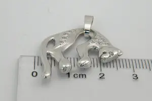 14- Mooi gedetailleerde 14 karaats wit-gouden panter hanger met 12 zirkonen kopen? Bied vanaf 190!