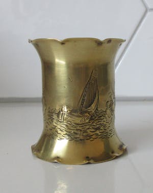 Niet of onleesbaar gesigneerd - Klaas Dijkstra Sneek - Hand gemaakt geel koperen lepelvaasje kopen? Bied vanaf 10!