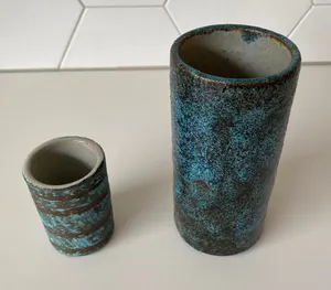 Pieter Groeneveldt - Twee blauwe kokervazen kopen? Bied vanaf 1!
