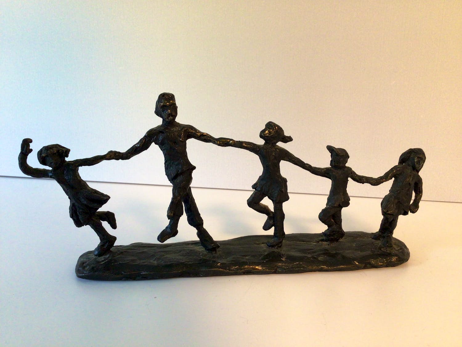 Astrid Veldhuyzen-Koppen - Sculptuur “ Kinderspel “. Gesigneerd kopen? Bied vanaf 1!