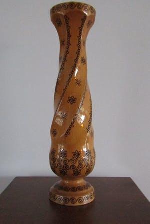 Niet of onleesbaar gesigneerd - Houten spiraalvormige vaas met gegraveerde deco. elementen kopen? Bied vanaf 1!