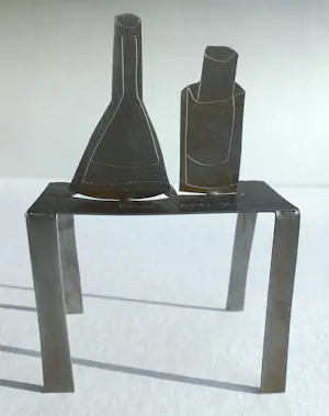 Klaas Gubbels - Flessen op tafel, metalen beeld (2024) kopen? Bied vanaf 250!