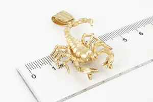 04 - Grote gouden 14krt sterrenbeeld zodiac hanger "Schorpioen" - gekeurd kopen? Bied vanaf 210!