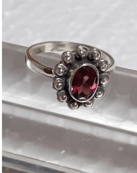 Buy Nieuwe zilveren ring met facet geslepen granaat? Bid from 55!