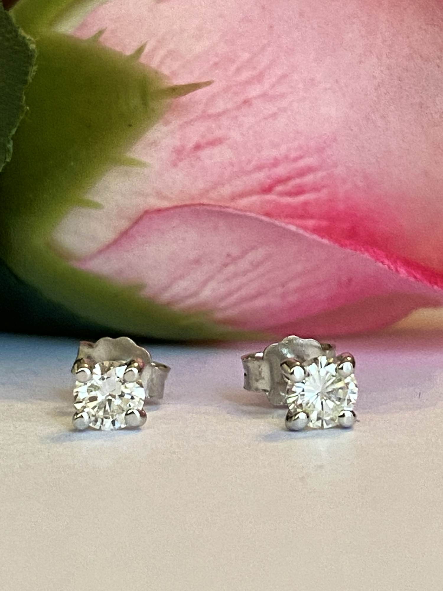 Witgouden oorstekers met diamanten ca 0.65 crt kopen? Bied vanaf 900!