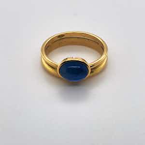 18kt gouden handgemaakte ring met cabochon saffier mt 53,5(17,25) 4,87gr verkocht voor € 270!