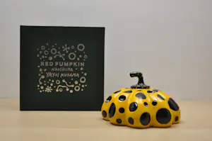 Yayoi Kusama - "red pumpkin" yellow version kopen? Bied vanaf 400!