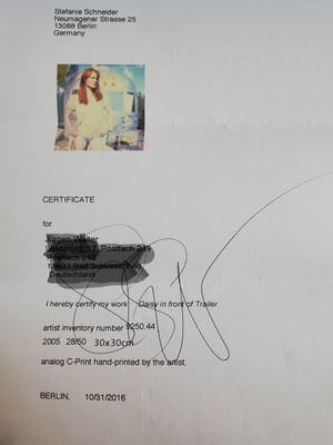 Stefanie Schneider - Daisy in front of Trailer, signiert und nummeriert kopen? Bied vanaf 300!