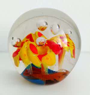 Niet of onleesbaar gesigneerd - fraai zwaar glasobject, handgemaakt/ mondgeblazen verkocht voor € 1!